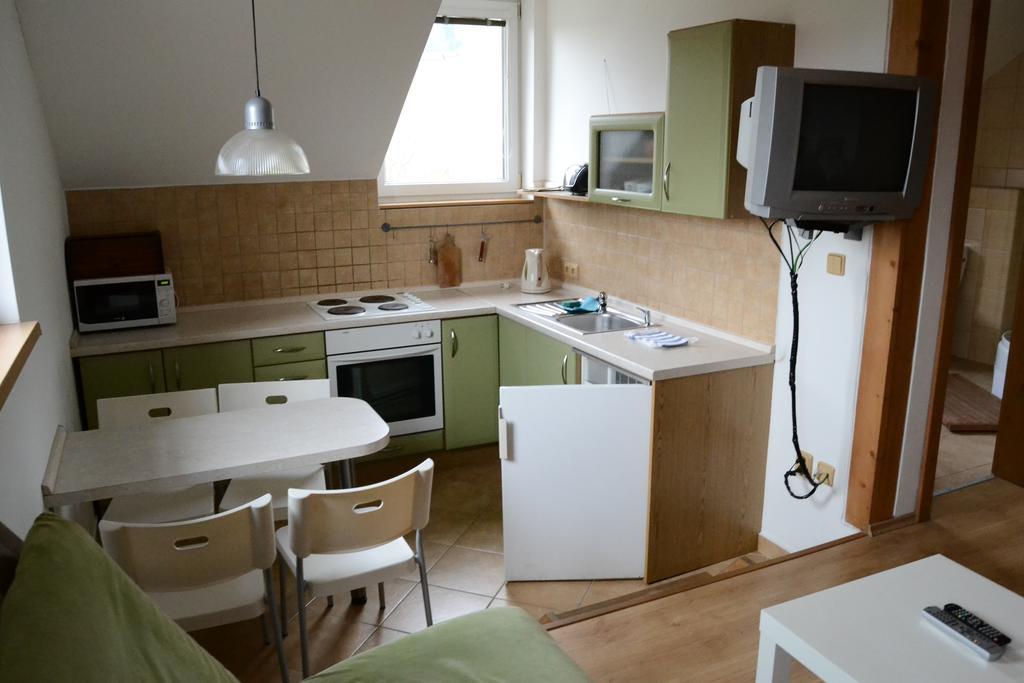 Apartments Ve Dvore มอสตี อู ยาบลุนโควา ภายนอก รูปภาพ